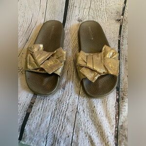5/$20 Kids Girls West Loop Slide Sandals With Metallic Rose Gold Bow Size M 2/3